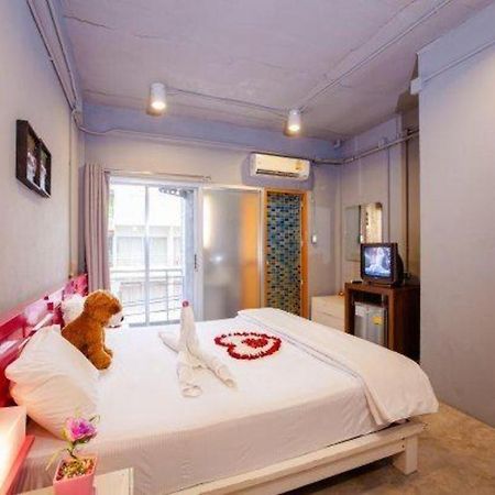 Oyo 292 The Oddy Hip Hotel Patong Extérieur photo