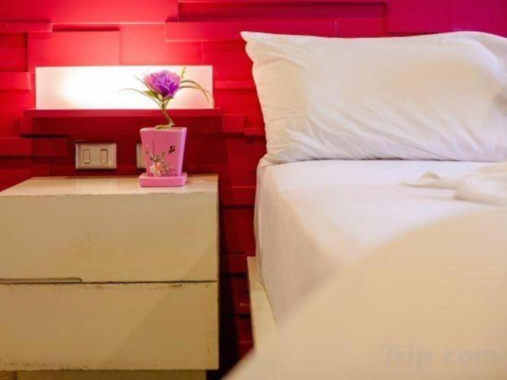 Oyo 292 The Oddy Hip Hotel Patong Extérieur photo