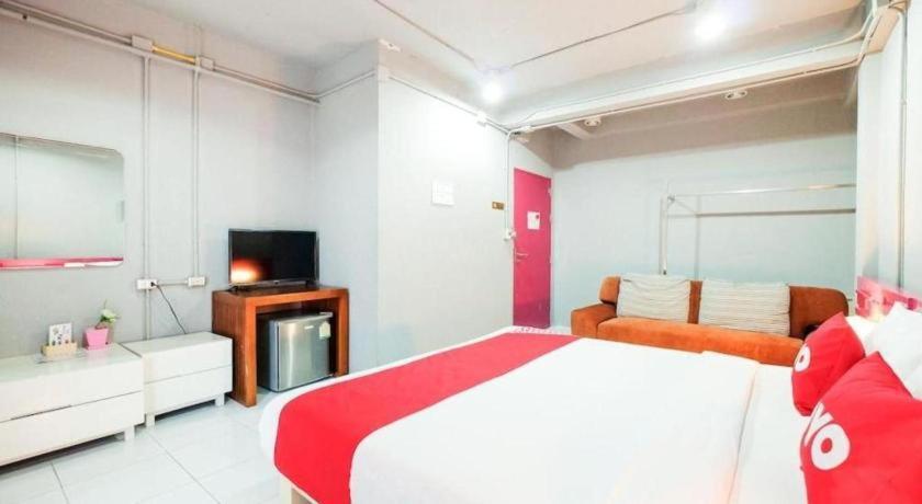 Oyo 292 The Oddy Hip Hotel Patong Extérieur photo