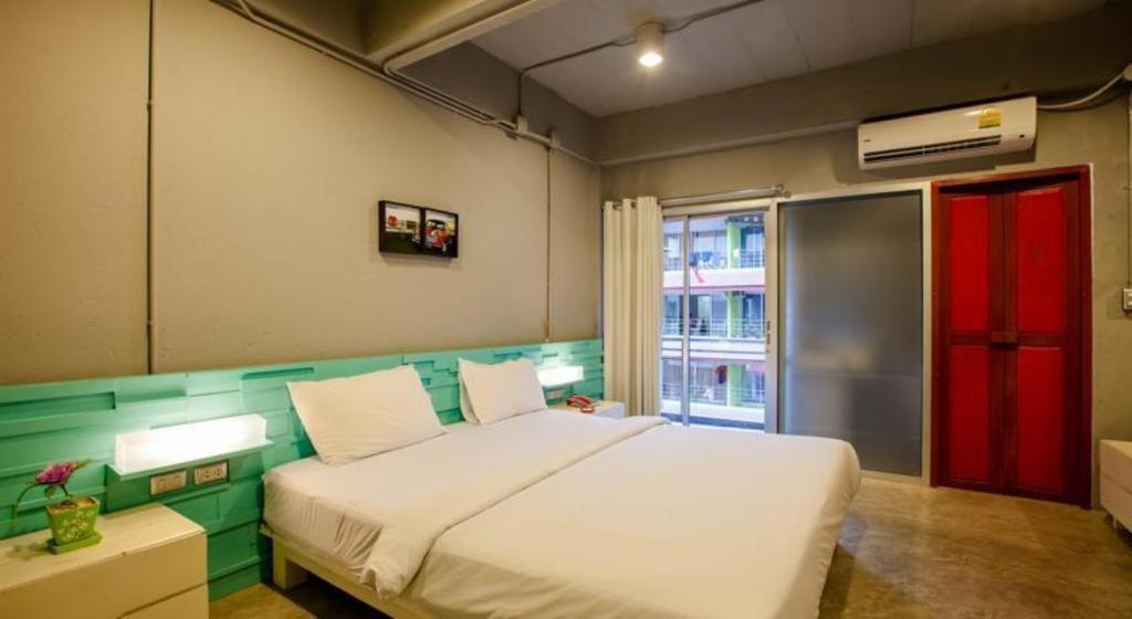Oyo 292 The Oddy Hip Hotel Patong Extérieur photo