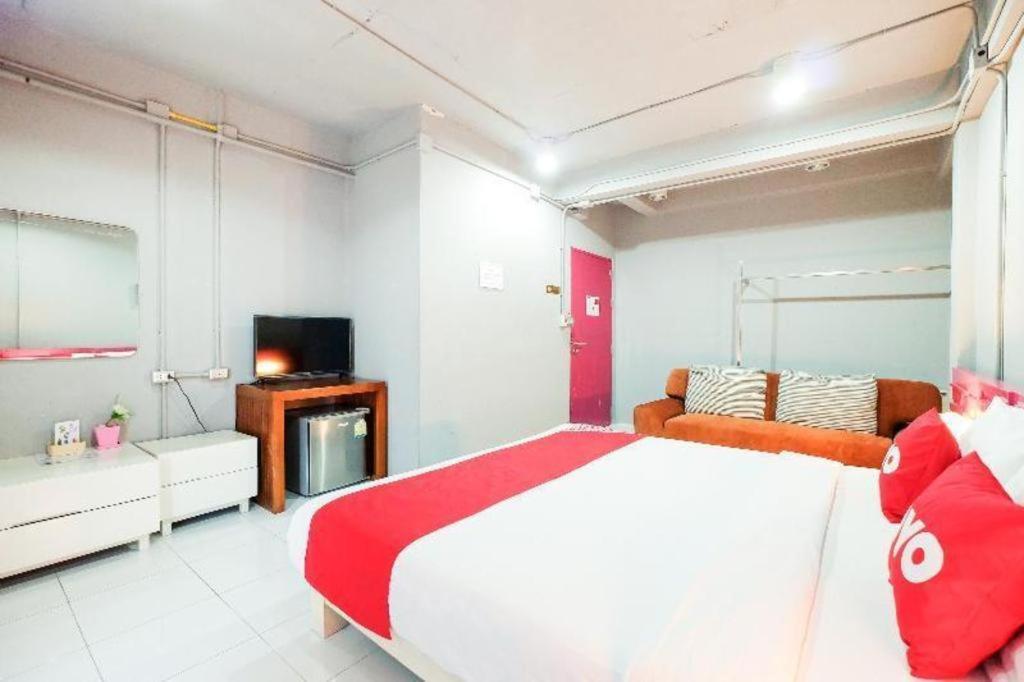 Oyo 292 The Oddy Hip Hotel Patong Extérieur photo
