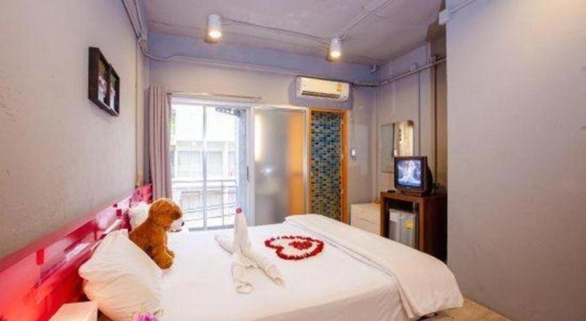 Oyo 292 The Oddy Hip Hotel Patong Extérieur photo